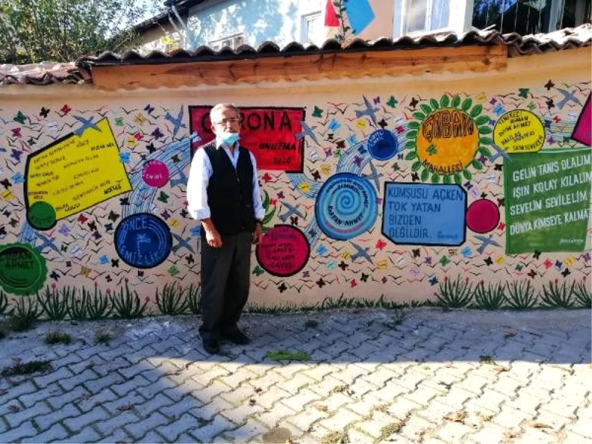 Emekli öğretmen, bahçe duvarını resim ve yazılarla güzelleştirdi