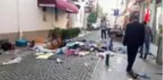 Evdeki eşyaları pencereden sokağa attı