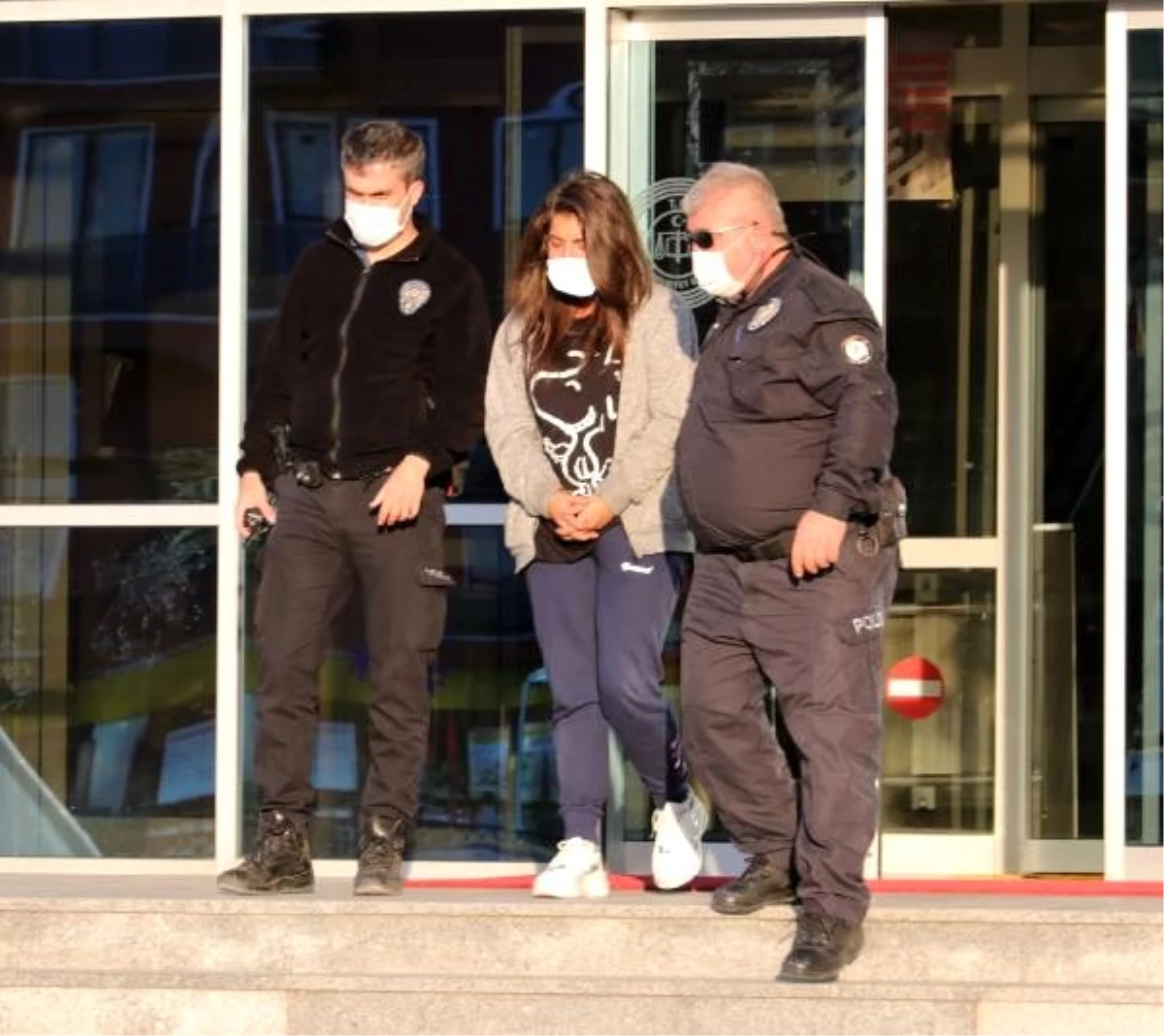 Hırsızlıktan tutuklanan kadına, 900 lira da maske cezası