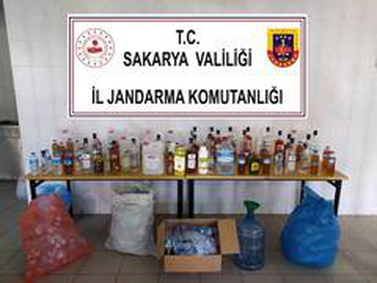 Sakarya\'da sahte içki operasyonunda 2 kişi gözaltına alındı