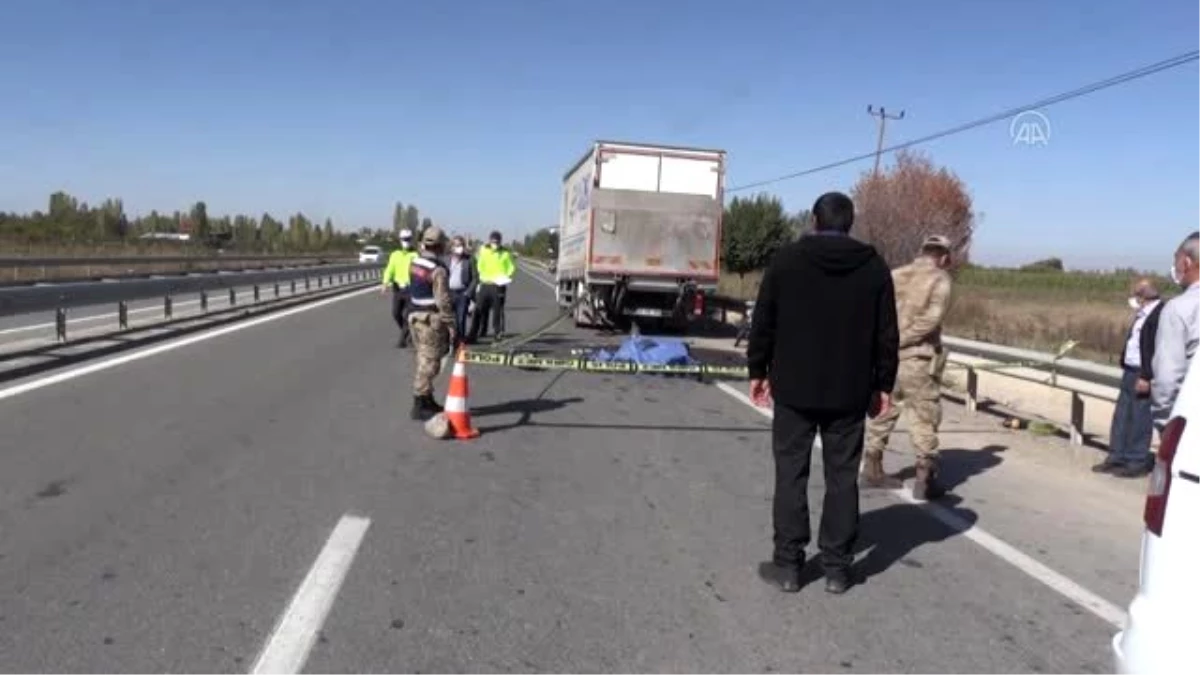 Kamyona çarpan motosikletin sürücüsü hayatını kaybetti