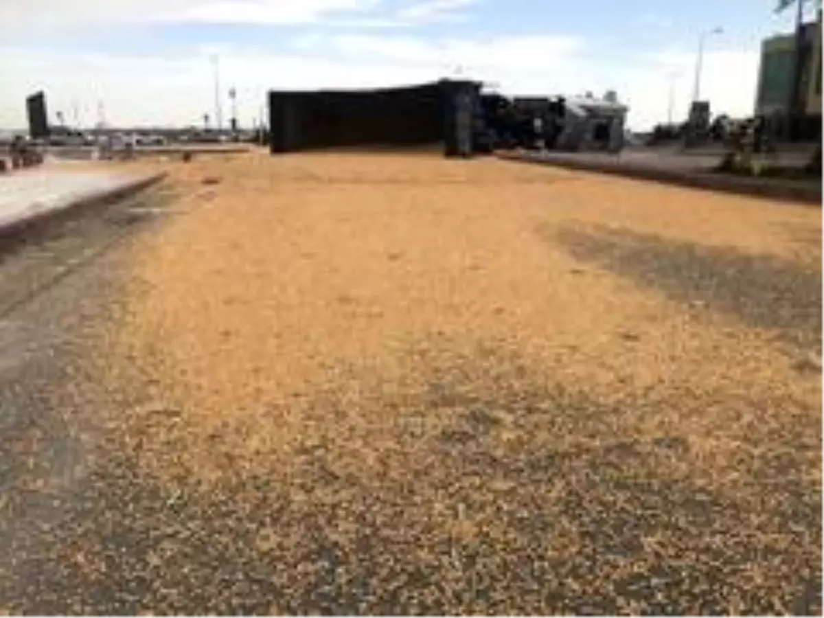 Konya\'da mısır yüklü tır otomobillere çarpıp devrildi: 3 yaralı