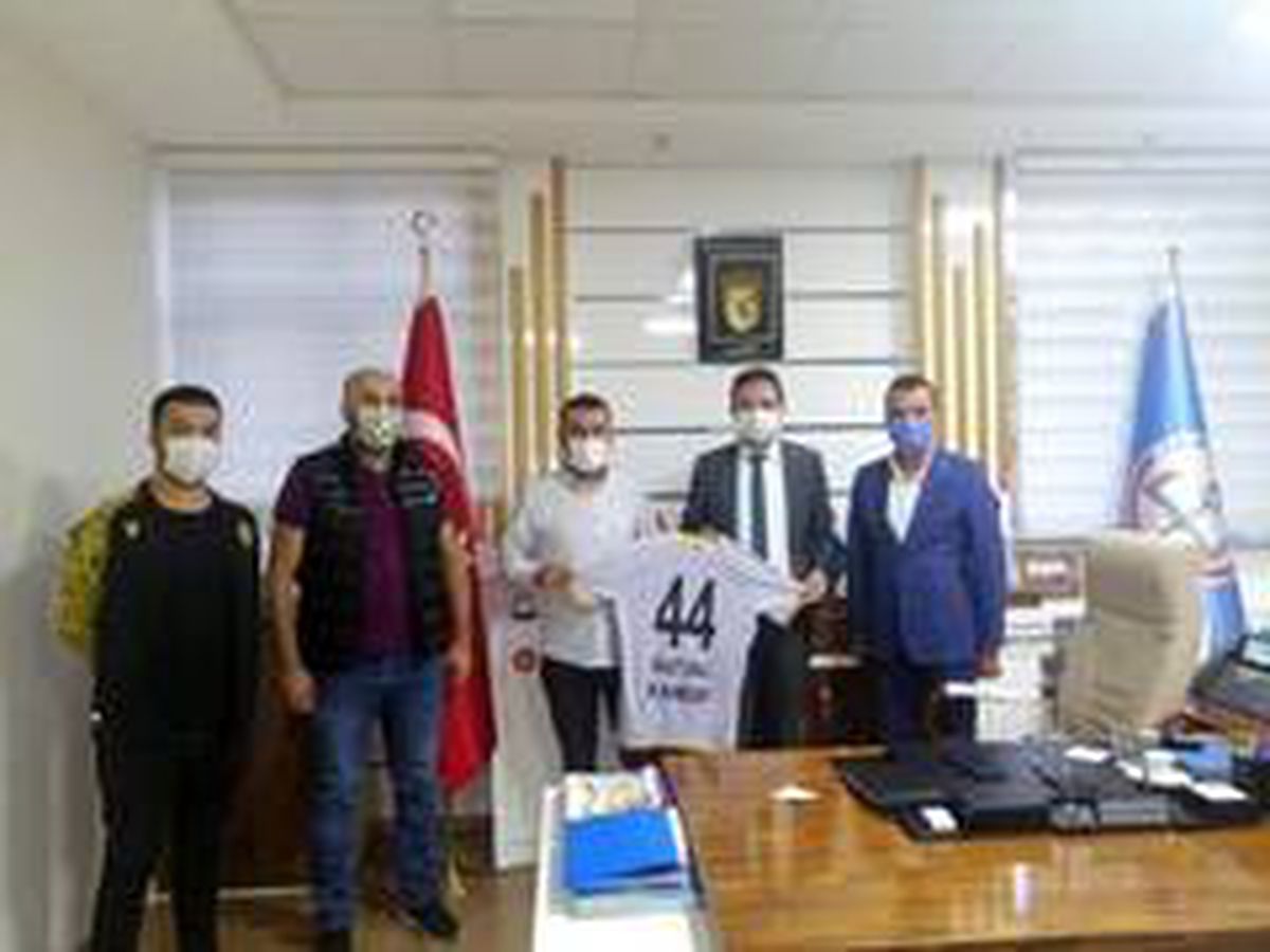 Milli Eğitim Müdürü Kanbay\'a 44 numaralı forma