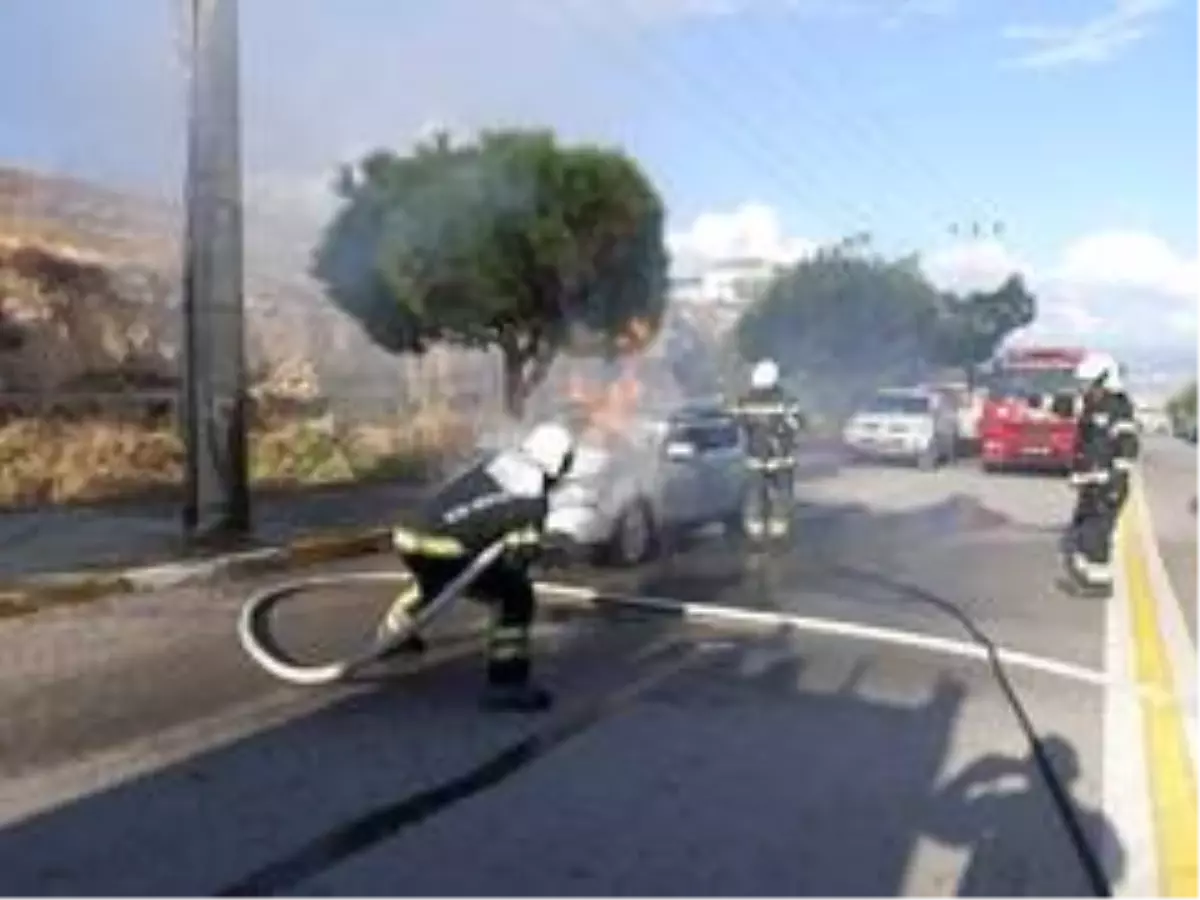 Otomobilden çıkan dumanlar yerini alevlere teslim etti