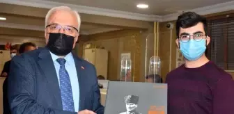 PTT'nin 180'inci kuruluş yıl dönümünde 180'inci müşteriye katalog hediyesi