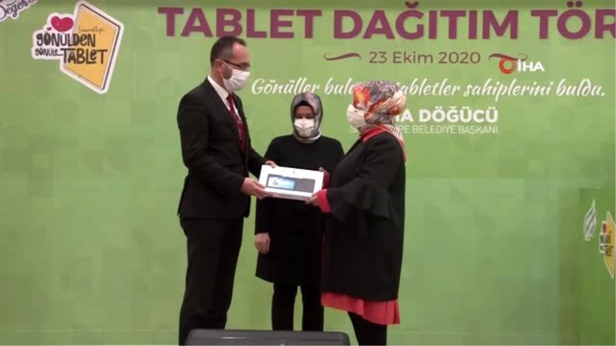 Sancaktepe\'de ihtiyaç sahibi öğrencilere tablet hediye edildi