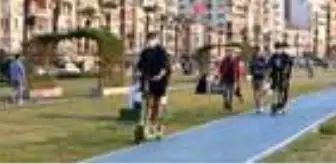 Sıcak havayı fırsat bilen İzmirliler Kordon'a akın etti