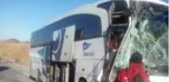 Sivas'ta yolcu otobüsü TIR'a arkadan çarptı: 6 yaralı