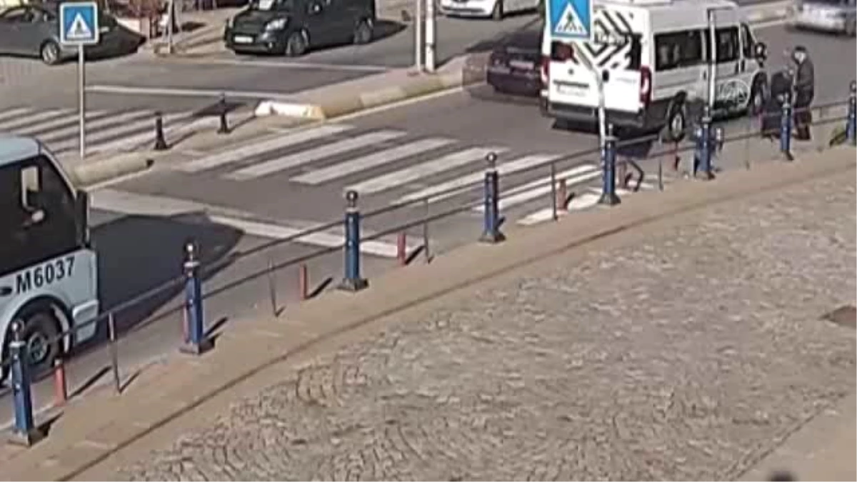 Tuzla Belediye Başkanı Yazıcı, yaşlı çiftin karşıya geçmesi için yol kesen minibüs şoförü ile bir araya geldi