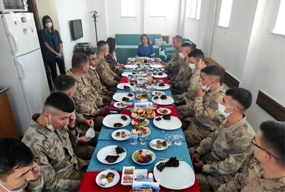 Vali eşinden askerlere ev yemeği ikramı