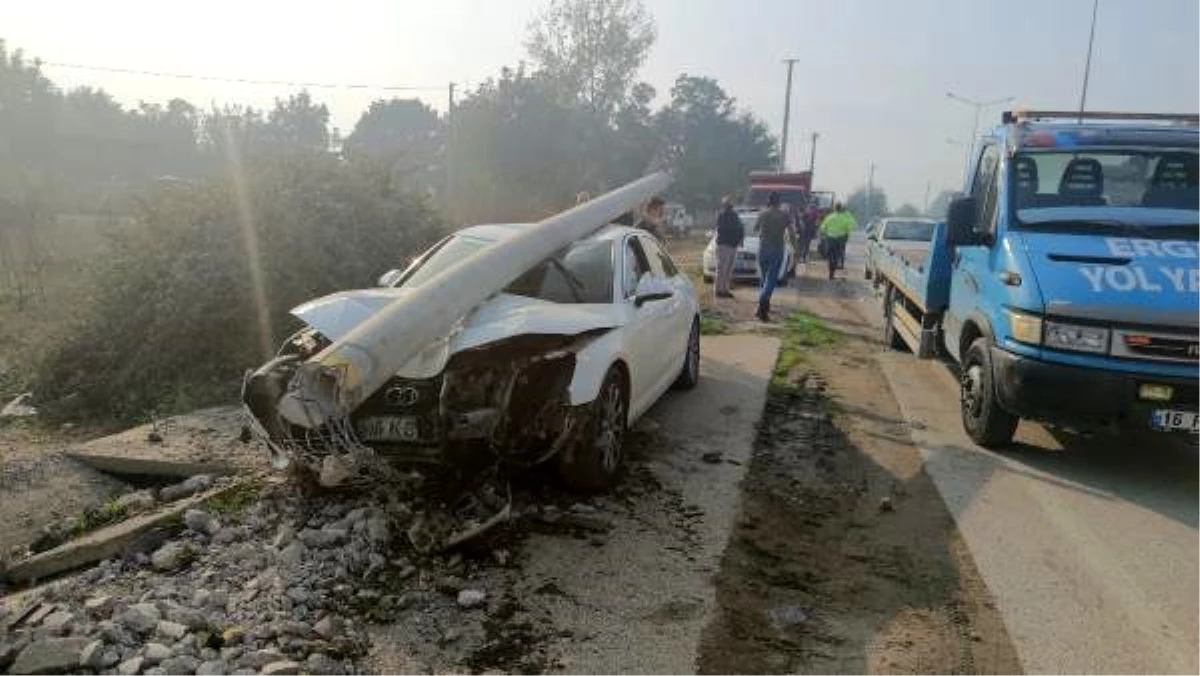 Yol kenarındaki direğe çarpan otomobilin sürücüsü kaçtı