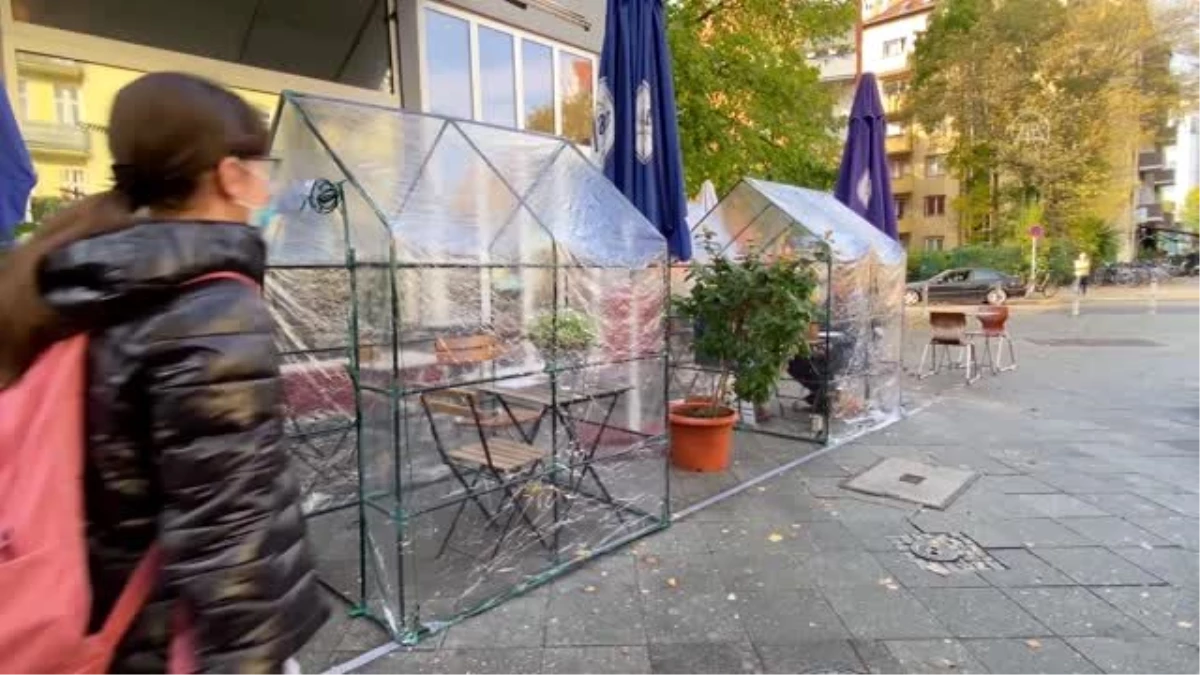 Almanya\'daki bir kafede Kovid-19\'a karşı saydam çadırlı önlem