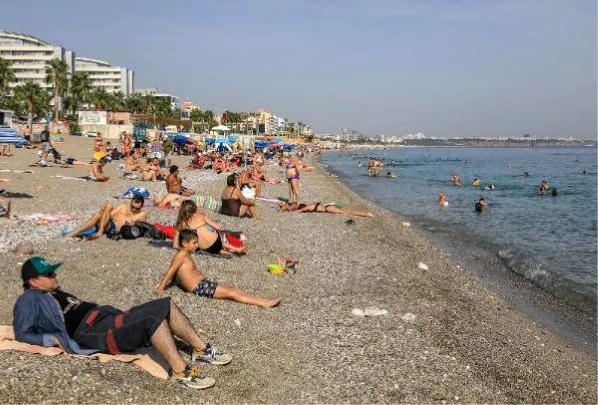 Antalya\'da hava yaz aylarını aratmadı, sahiller doldu
