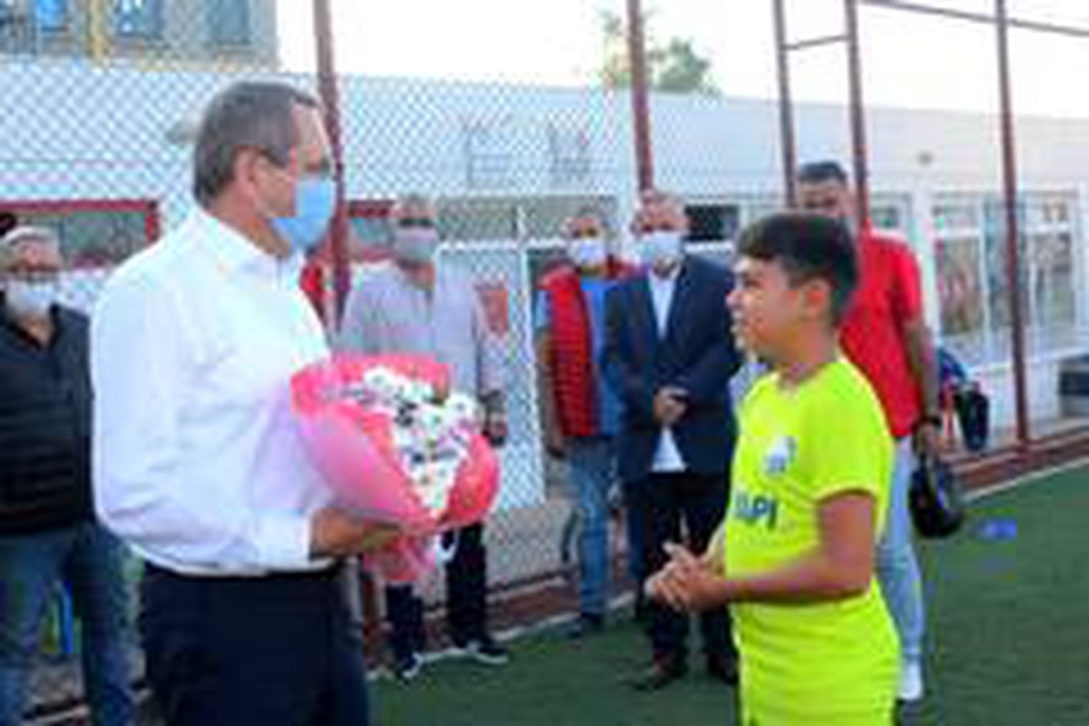 Ayvalık Belediye Başkanı Mesut Ergin geleceğin futbolcularıyla buluştu