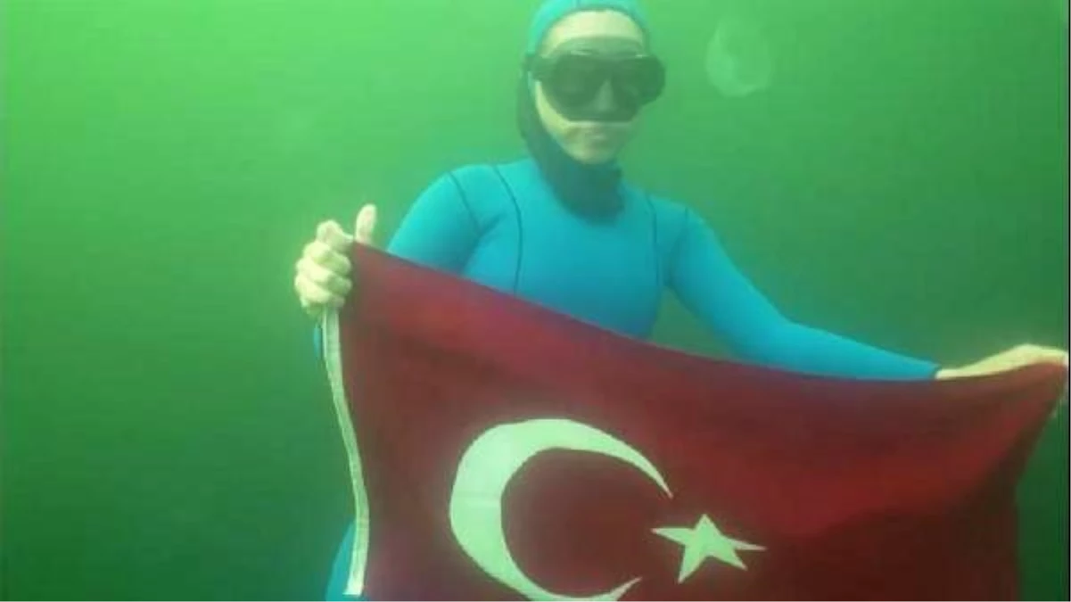 Dalış şampiyonu Şahika Ercümen, su altında Türk bayrağı açtı