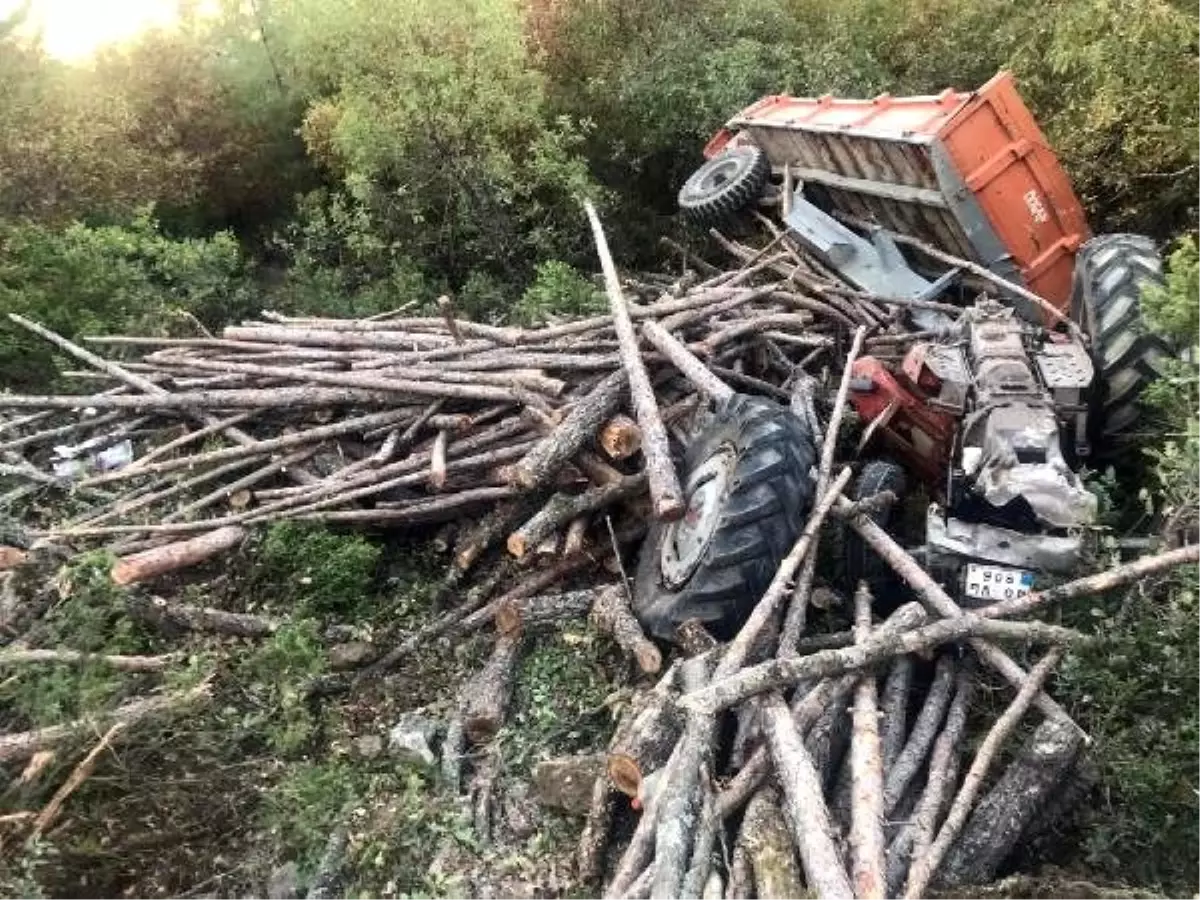 Devrilen traktörün altında kalan 4 kişiden 1\'i öldü