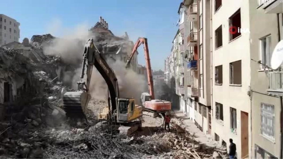 Elazığ\'da deprem sonrası harabeye dönen 10 bin konut yıkıldı