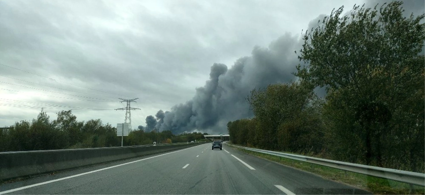 Son dakika gündem: Fransa\'da 8 bin metrekarelik depoda yangın