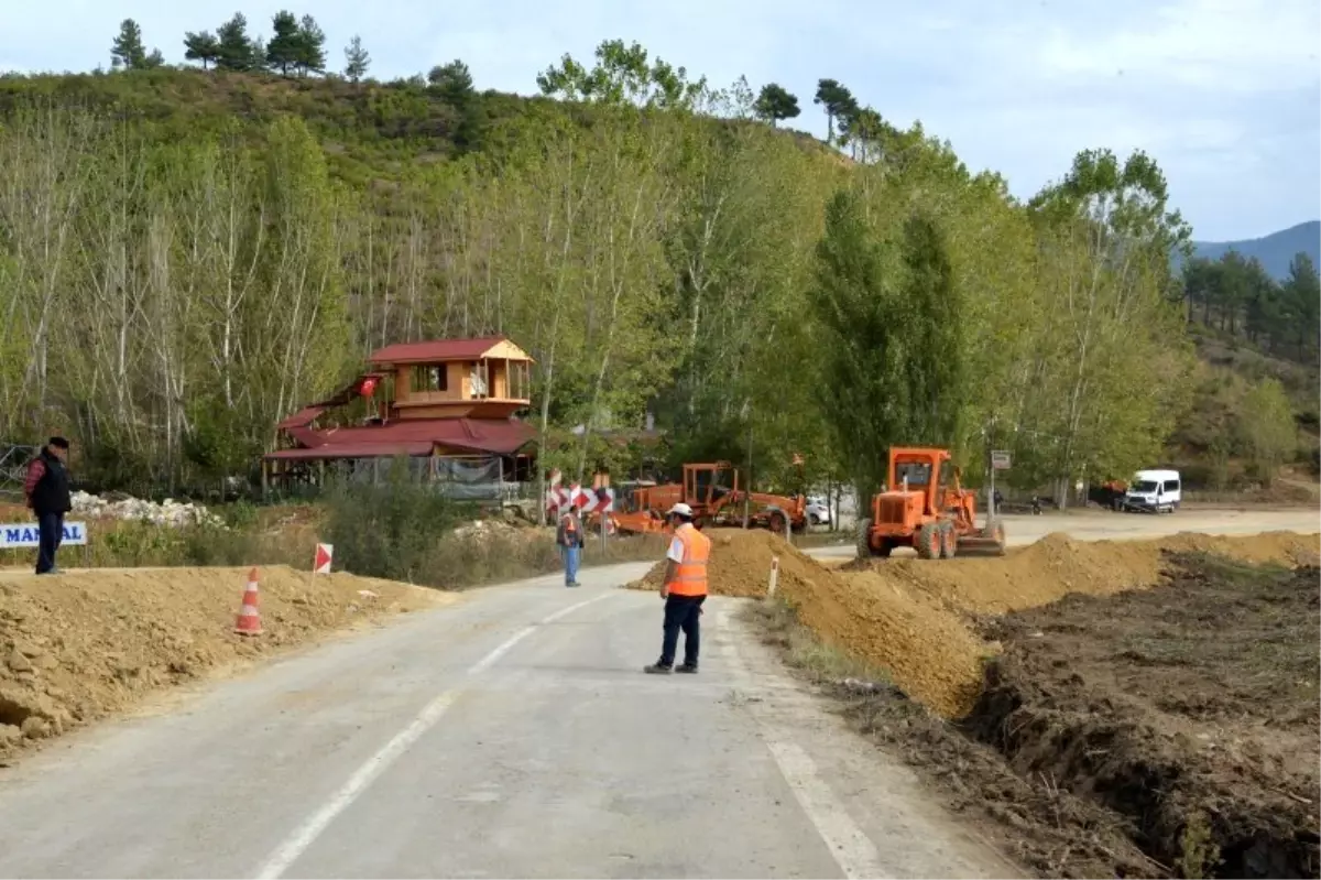 Gediz-Altıntaş yolu genişletme çalışmaları sürüyor