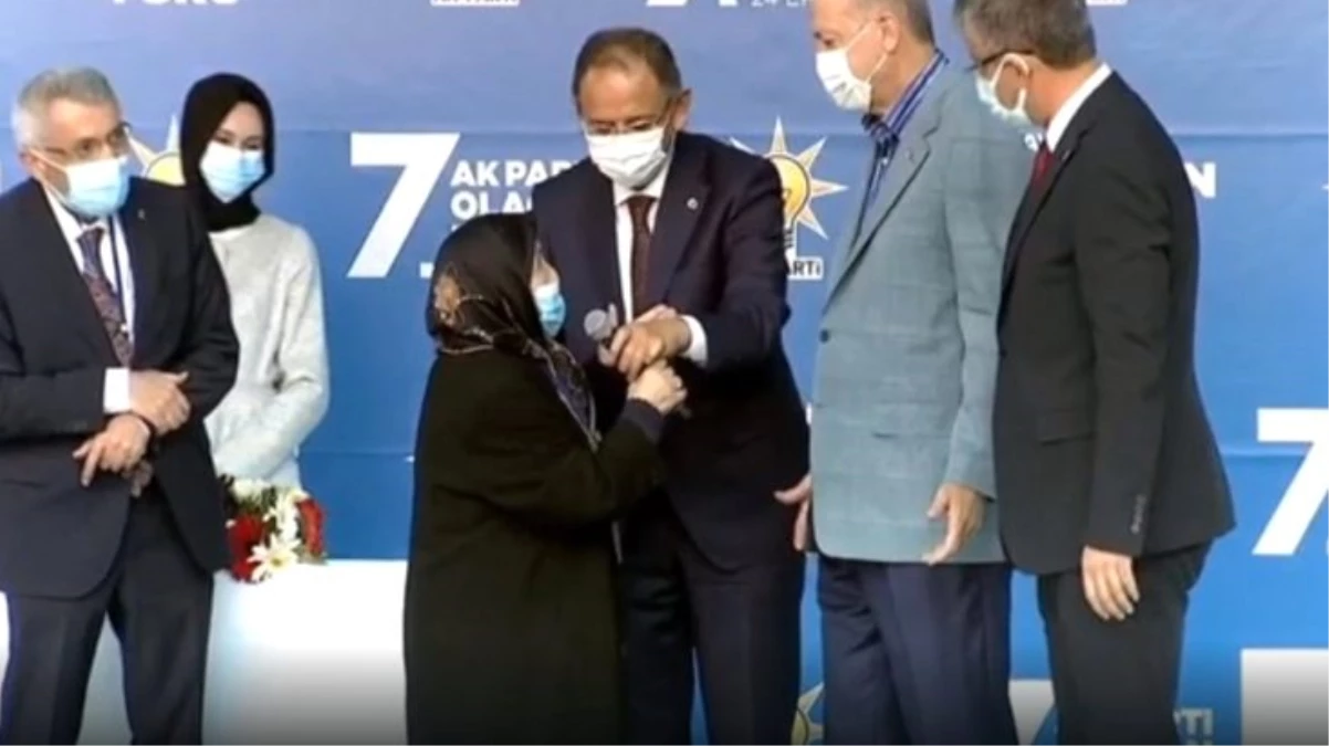 Kongrede sahneye çıkan yaşlı kadın Erdoğan\'dan ricada bulundu: Damadına benim için sarıl