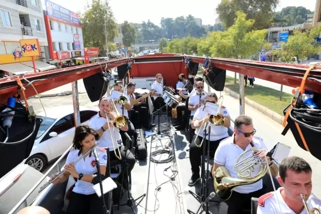 Mobil etkinlik otobüsü 29 Ekim coşkusunu caddelere taşıdı