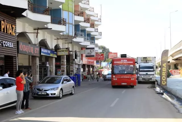 Mobil etkinlik otobüsü 29 Ekim coşkusunu caddelere taşıdı