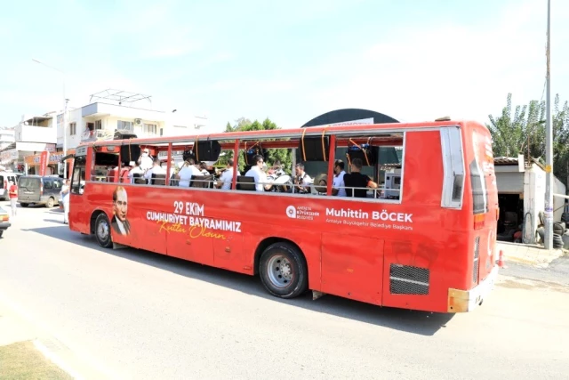 Mobil etkinlik otobüsü 29 Ekim coşkusunu caddelere taşıdı