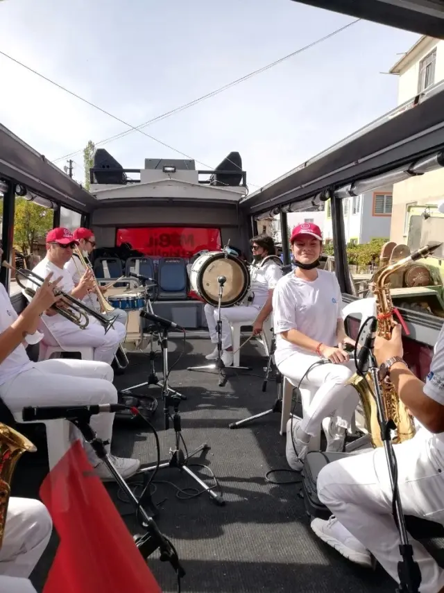 Mobil etkinlik otobüsü 29 Ekim coşkusunu caddelere taşıdı