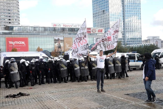 - Polonya'da Covid-19 önlemleri karşıtı protestoda 120 gözaltı