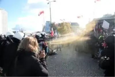 - Polonya'da Covid-19 önlemleri karşıtı protestoda 120 gözaltı - Polonya'da Covid-19 önlemleri karşıtı protestoda 120 gözaltı