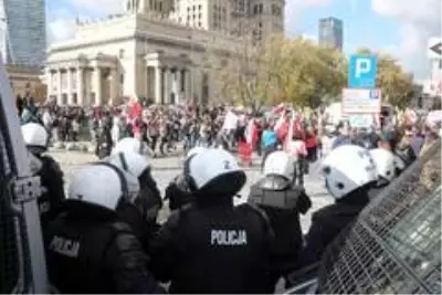 - Polonya'da Covid-19 önlemleri karşıtı protestoda 120 gözaltı - Polonya'da Covid-19 önlemleri karşıtı protestoda 120 gözaltı