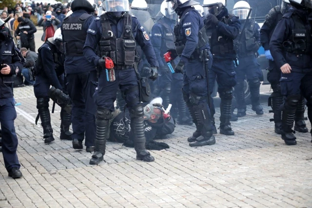 - Polonya'da Covid-19 önlemleri karşıtı protestoda 120 gözaltı