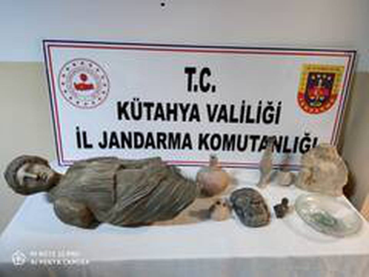 Tarihi eserleri kendi eliyle teslim etti