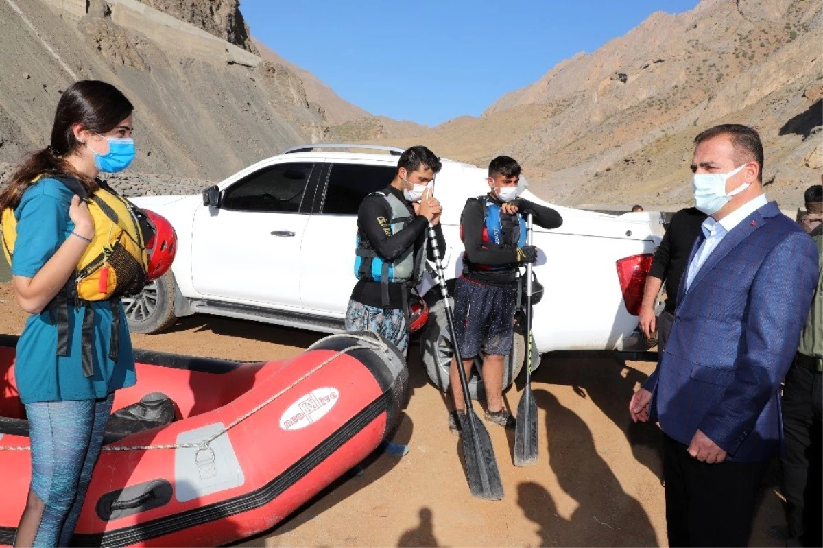 Vali Akbıyık\'tan, rafting ekiplerine spor malzemesi desteği