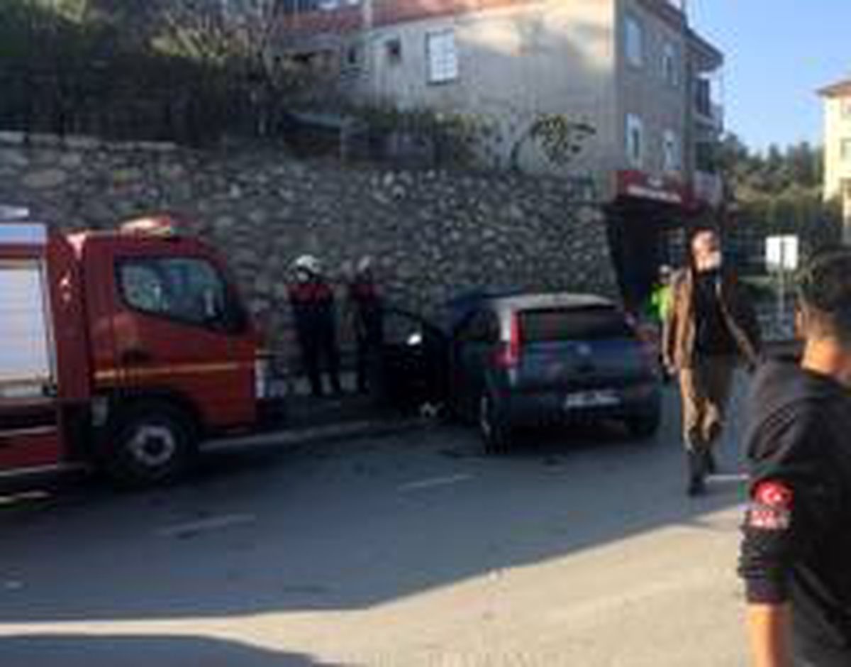 Virajı alamayan sürücü aydınlatma direğine çarptı