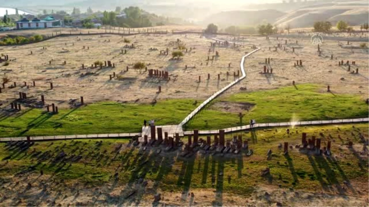 Ahlat\'taki Selçuklu Meydan Mezarlığı ziyaretçilerini tarihe yolculuğa çıkarıyor