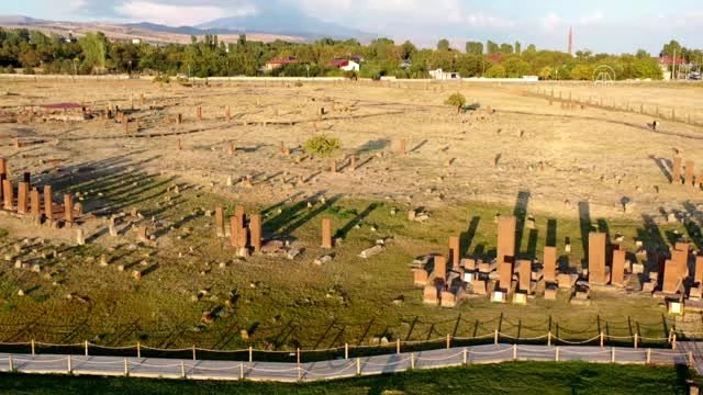 Ahlat'taki Selçuklu Meydan Mezarlığı ziyaretçilerini tarihe yolculuğa çıkarıyor