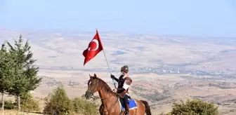 Alp kıyafetli Türk bayraklı atlılar Dinek Dağı zirvesinde