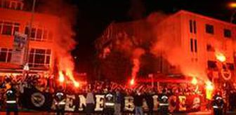 Fenerbahçeli futbolcular galibiyeti taraftarıyla kutladı