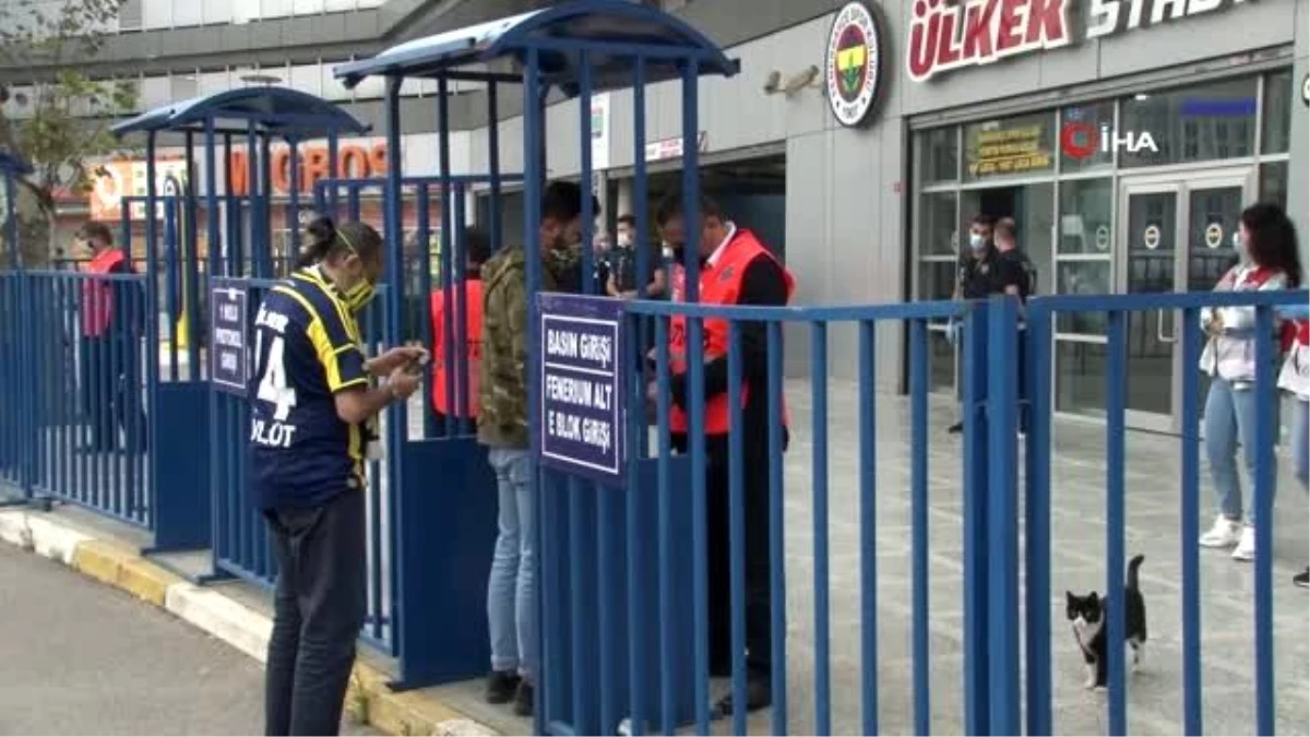 Fenerbahçeli taraftarlar stada geldi