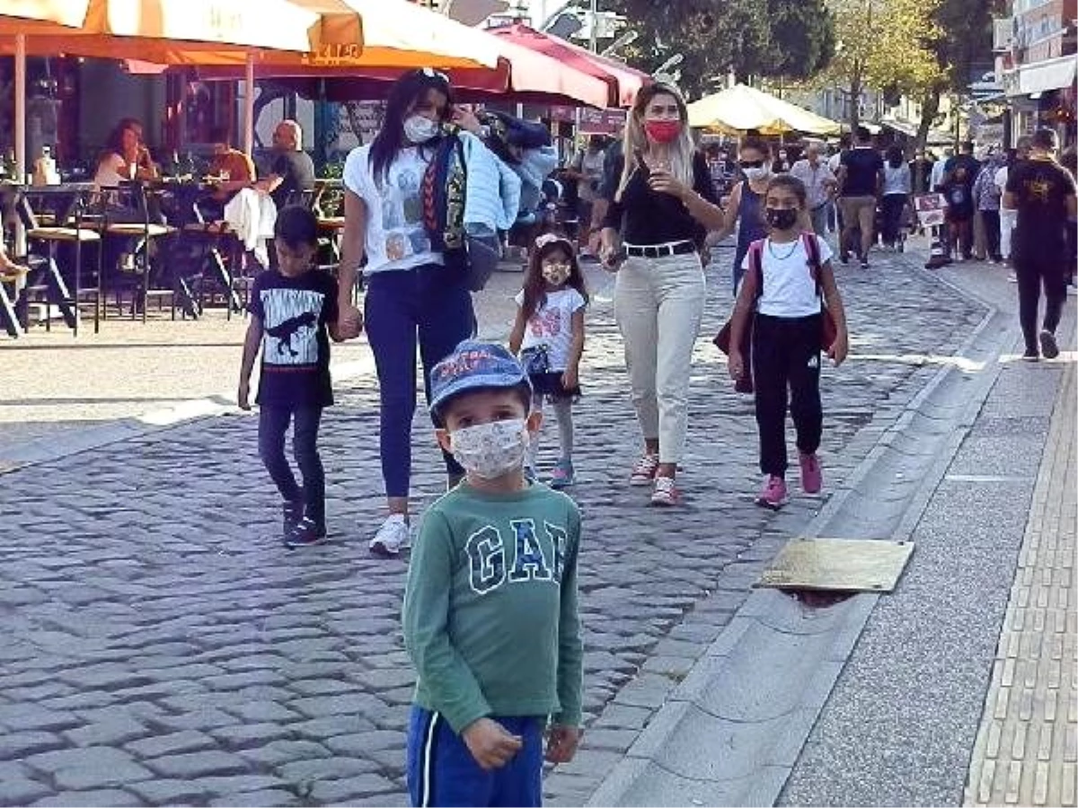Foça\'da vatandaşlar sıcak havanın tadını doyasıya çıkardı