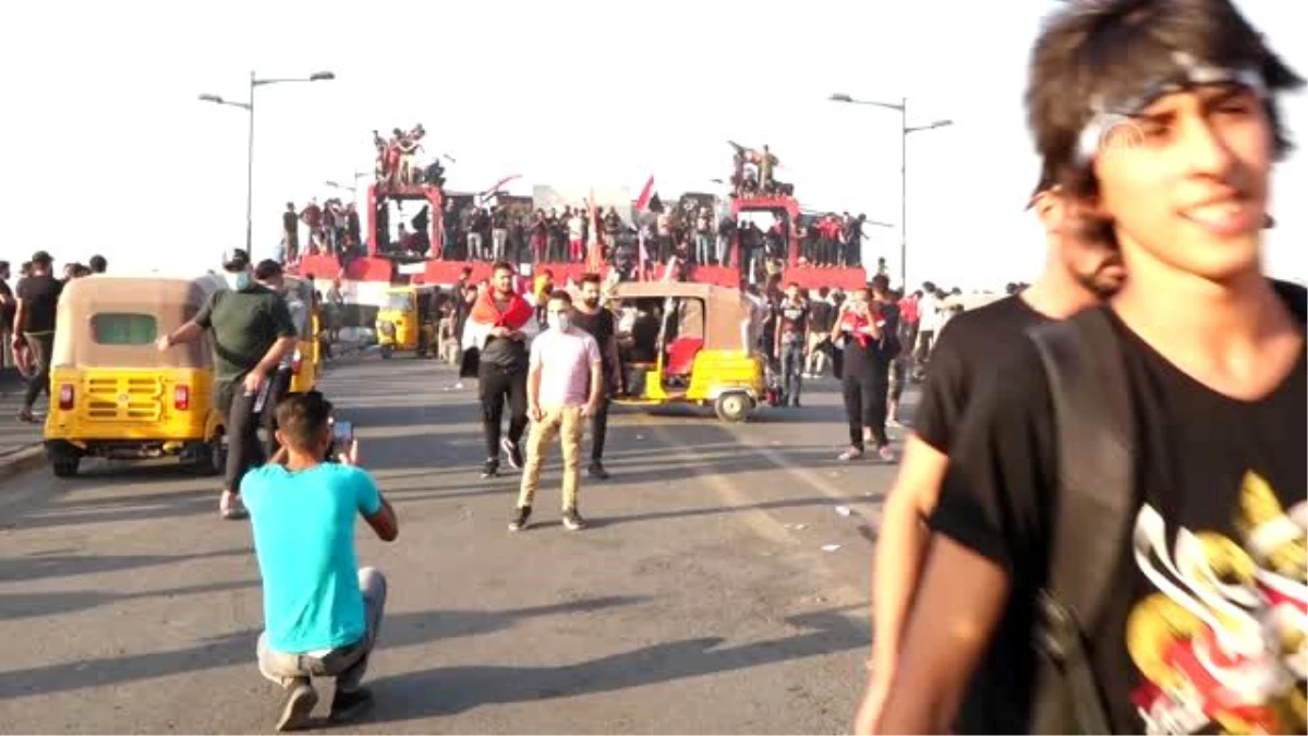Iraklılar, 25 Ekim gösterilerinin birinci yılında Tahrir Meydanı\'nda