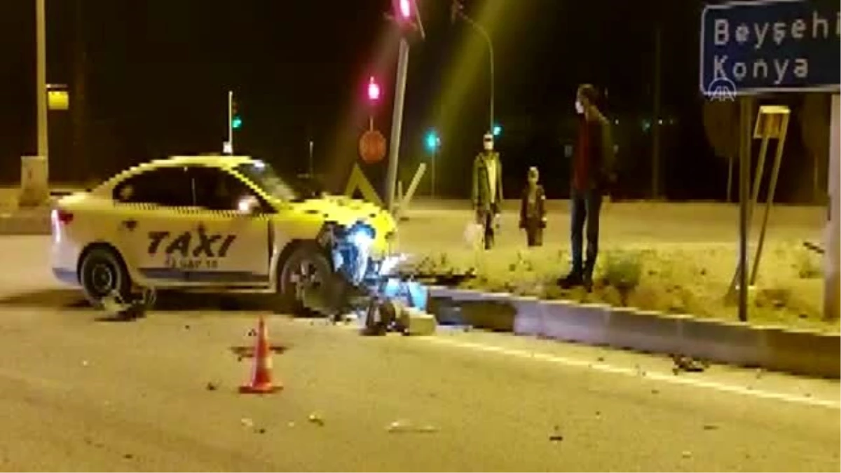 Isparta\'da ticari taksiyle motosiklet çarpıştı: 1 ölü, 3 yaralı