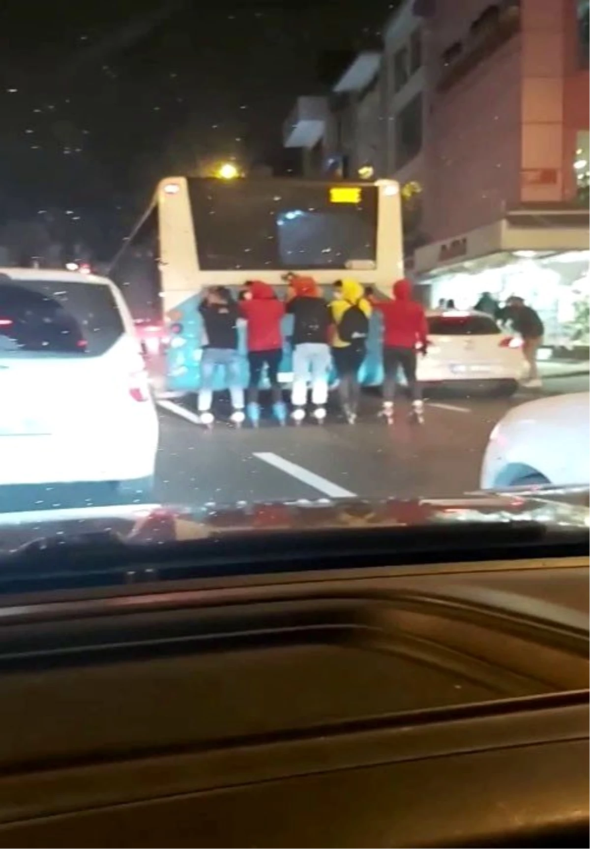 İstanbul\'da patenli ve motosikletli gençlerin tehlikeli yolculukları kamerada