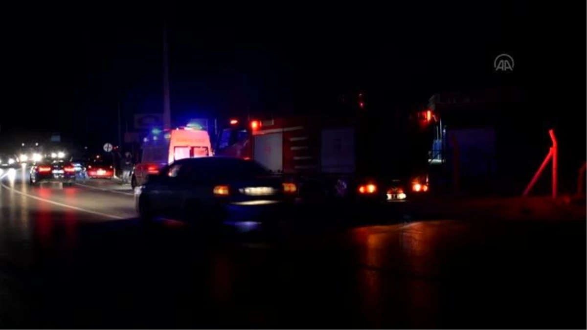 İzmir\'de otomobilin devrilmesi sonucu 2 kişi yaralandı