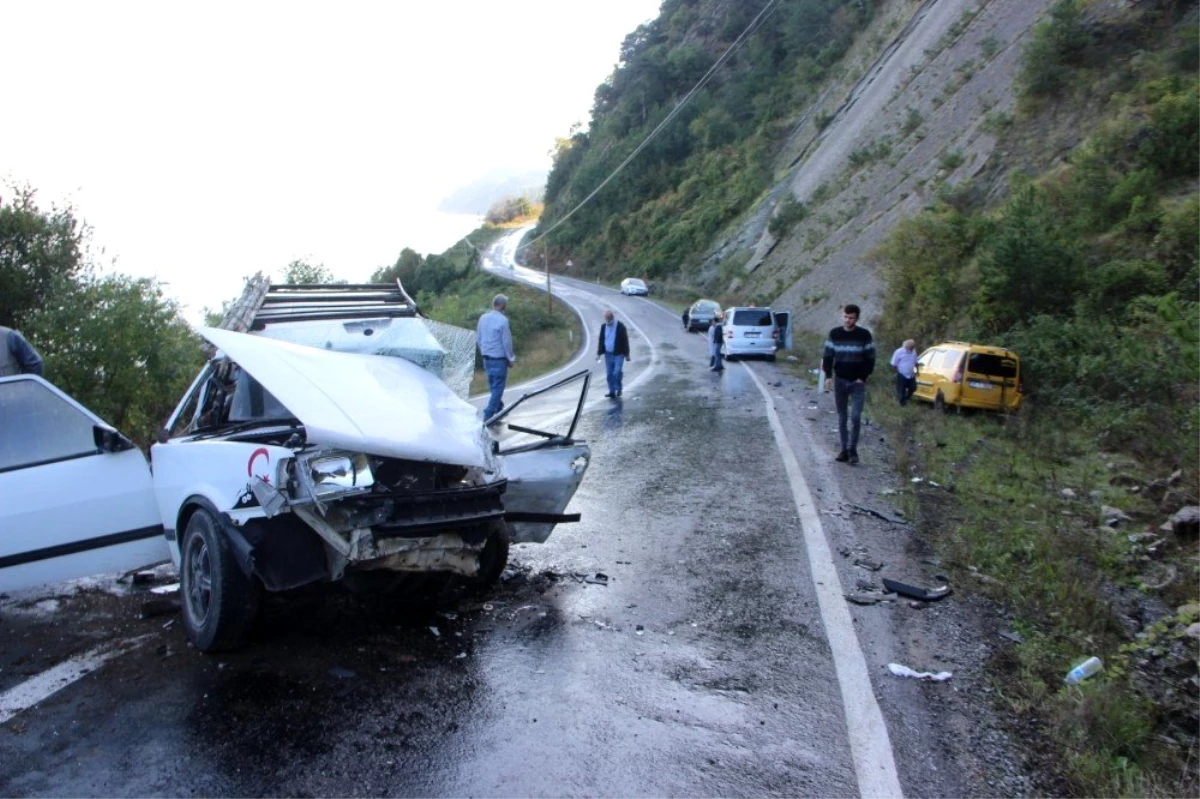 Kastamonu\'da üç araç birbirine girdi