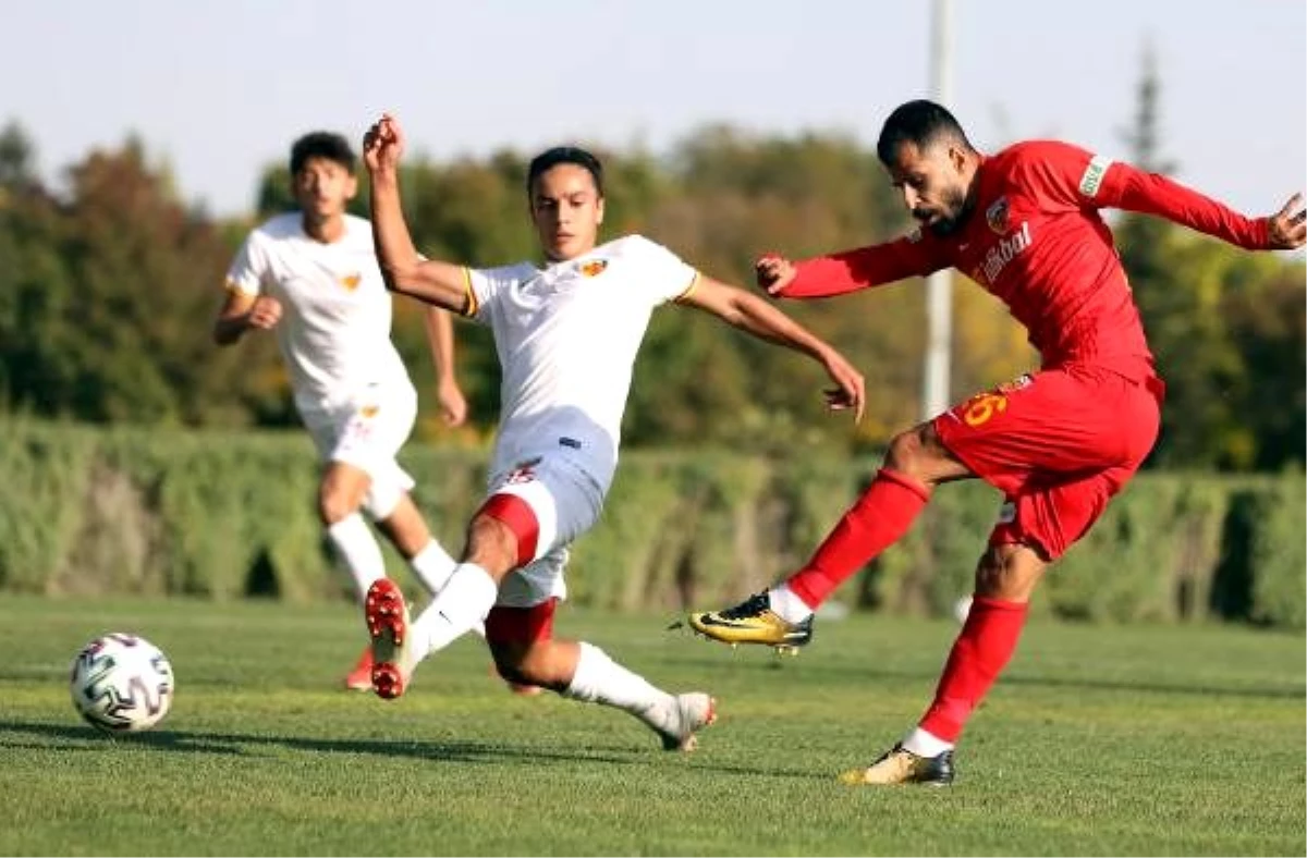 Kayserispor, U19 takımı ile hazırlık maçı yaptı