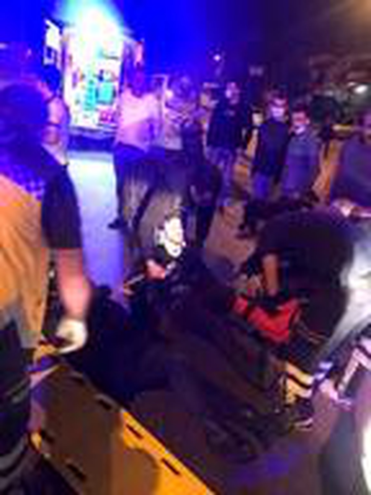Kırmızı ışıkta geçen motosiklet sürücüsü otomobile çarptı: 2 yaralı