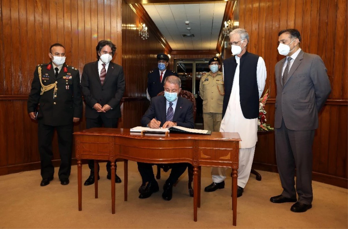 Son dakika haber... Milli Savunma Bakanı Akar, Pakistan Savunma Bakanı Khattak ile bir araya geldi