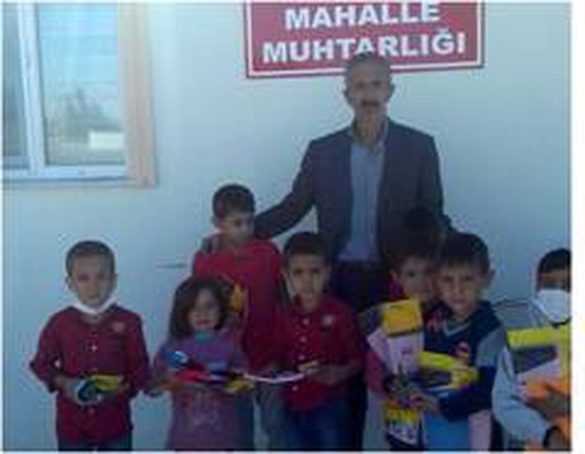 Muhtardan ihtiyaç sahiplerine kırtasiye yardımı